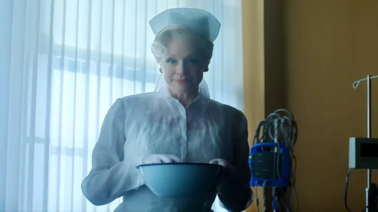 directora weems regresa en miércoles temporada 2 parte 2