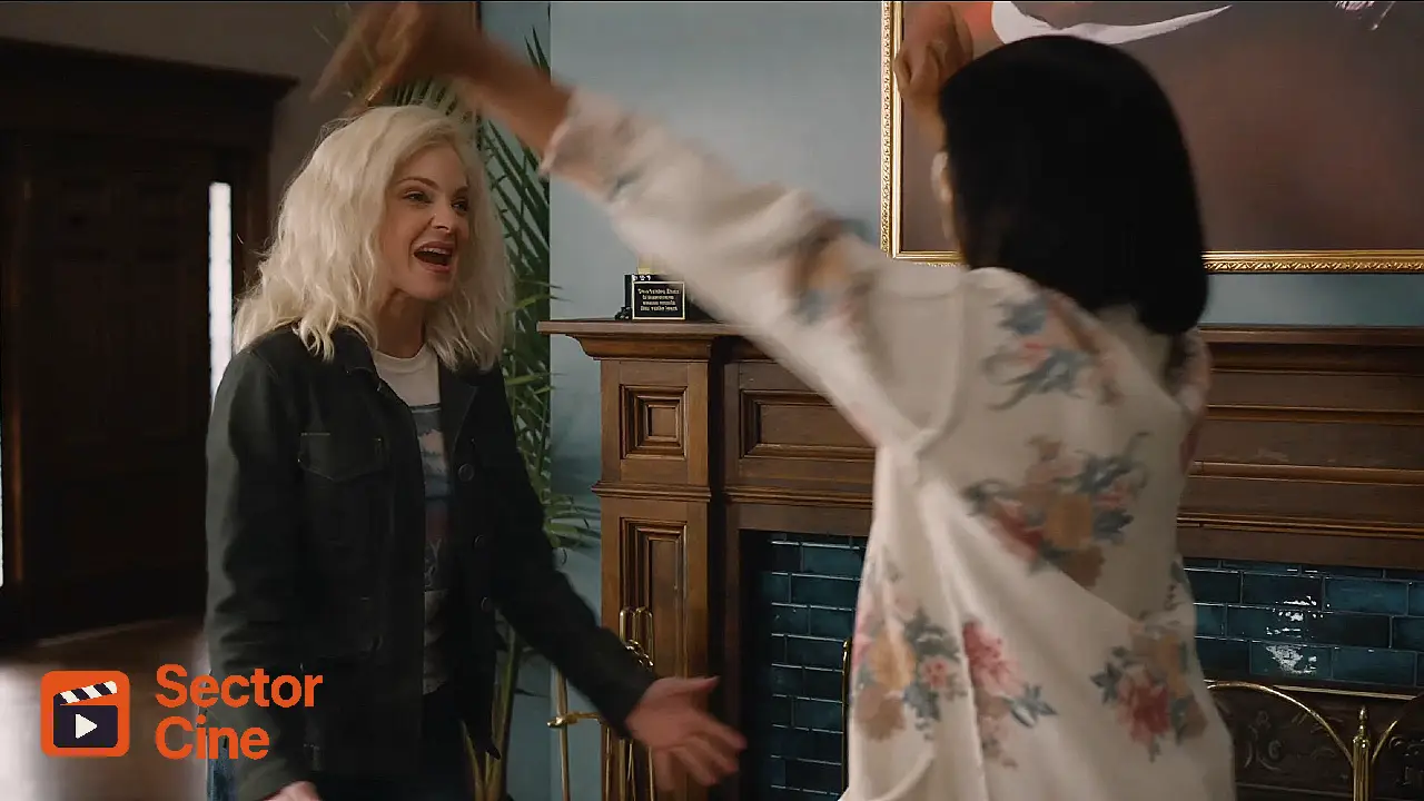 Escena del tráiler de Scary Movie 6 con Anna Faris y Regina Hall