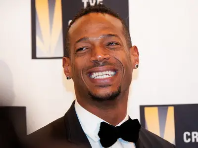 Marlon Wayans sonriendo
