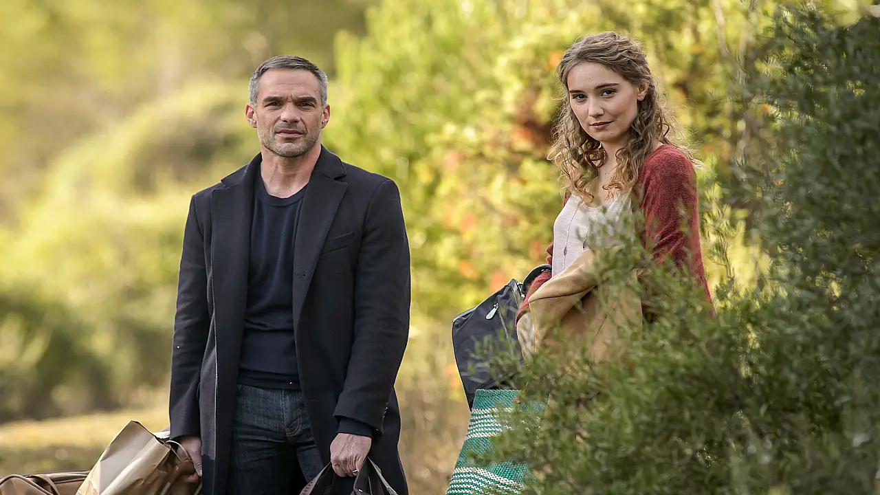 Emma y David en su cabaña de luna de miel antes del ataque